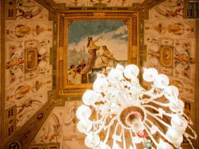 Dal soffitto cade poi un sontuoso lampadario dell�800 che regala luce ad ogni angolo della stanza